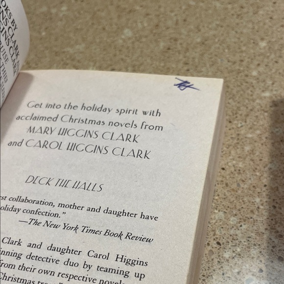 Set of Three Debbie Macomber and Mary Higgins Clark Books - Picture 2 of 4